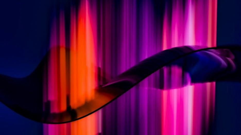 Interfejs platformy do automatyzacji marketingu Nexus Growth Lab z futurystycznymi wykresami